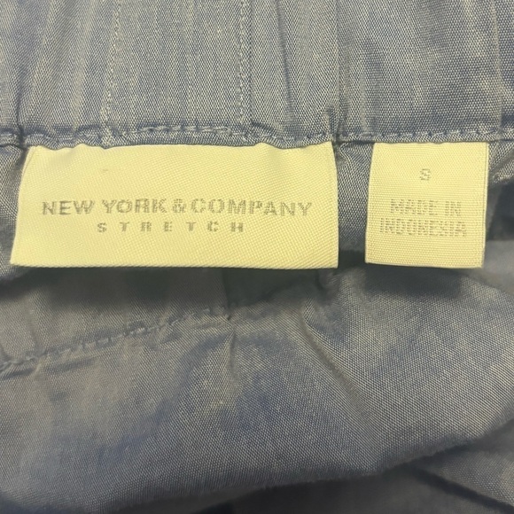 New York & Company Chambray off shoulder top. New without tags. Size Small. - Picture 7 of 7